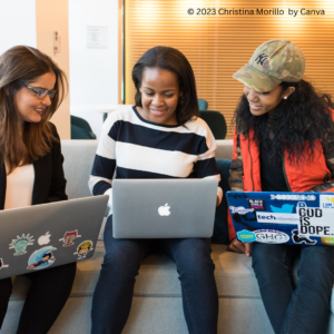 Foto: Drei jungen Frauen mit geöffneten Laptops sitzen nebeneinander und tauschen sich aus: Sie lernen gemeinsam, wie im Inspirited Leadership Training