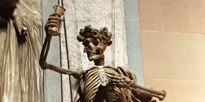 Foto einer Skulptur von Gevatter Tod mit Sanduhr